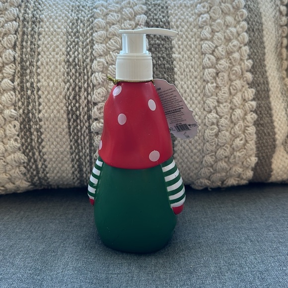 🎄Christmas Gnome Handsoap & Hand Towel🎄 - Picture 3 of 4